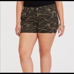 Torrid camo cargo short shorts 16